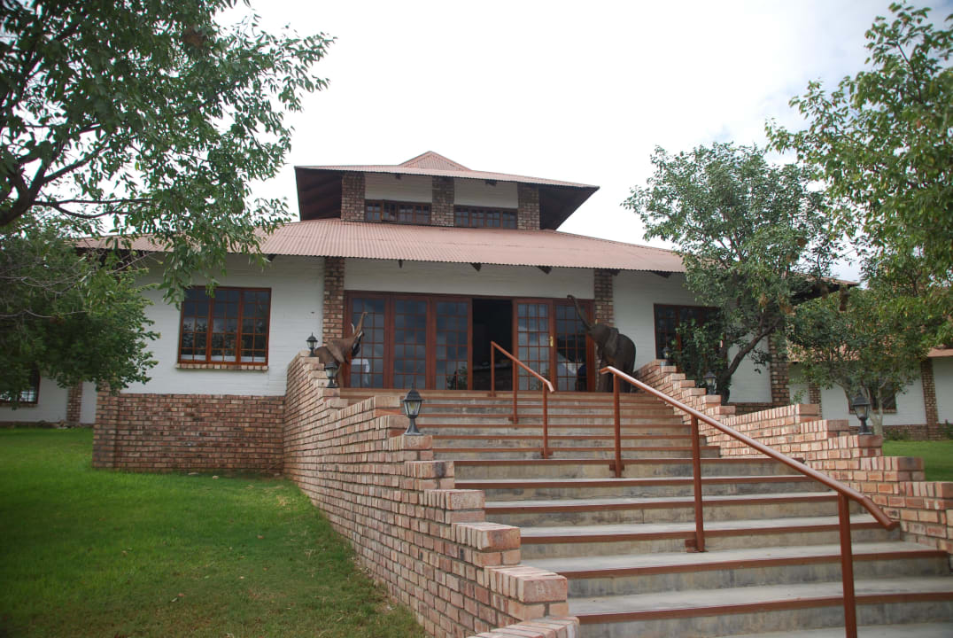 Zugang zur Rezeption Etosha Safari Lodge