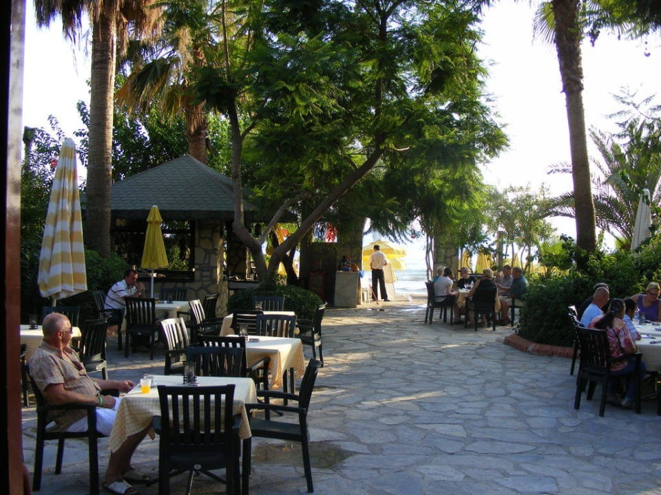 Vorgarten vom Restaurant mit Blick zum Strand Side Bay Hotel