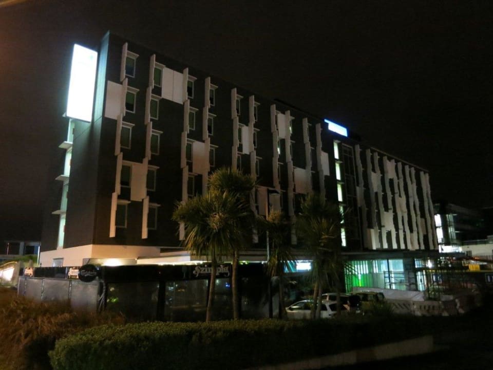 Hotel bei Nacht Ibis budget Auckland Airport