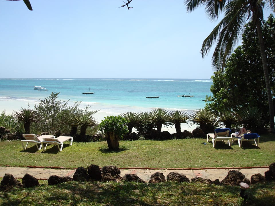 Blick vom Garten auf den Strand Baobab Beach Resort & Spa