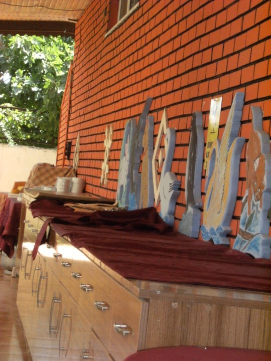 Alt, dreckig, überlaufen mit Ameisen Hotel Özgürhan