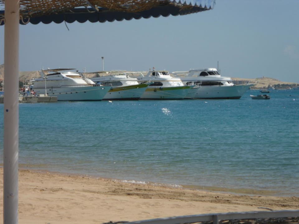 Schiffe am Strand The Grand Hotel Hurghada
