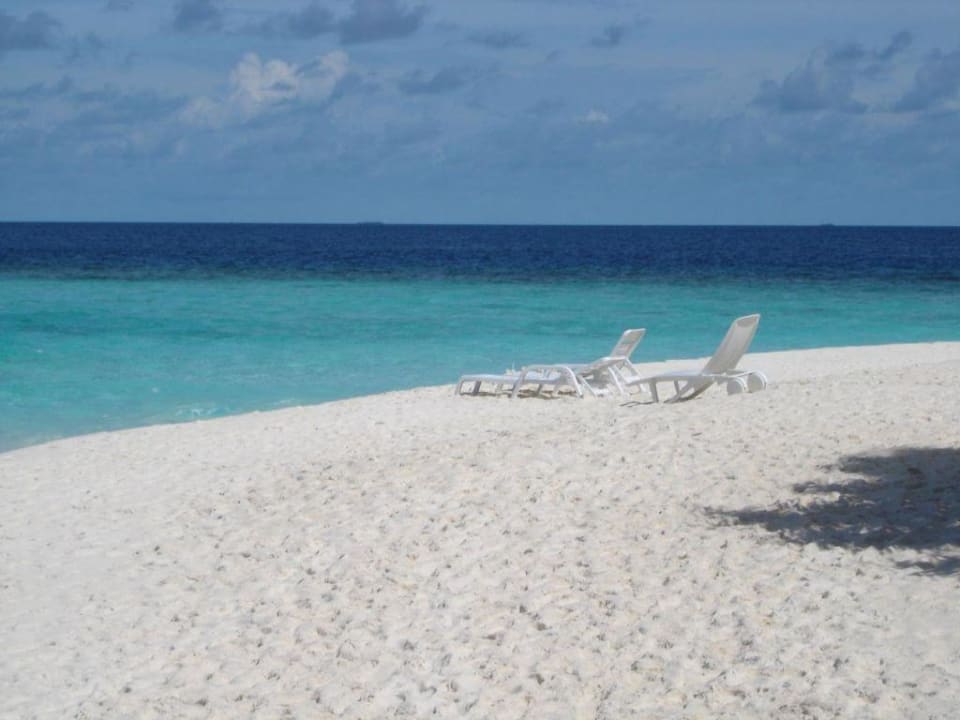 Breiter schöner Sandstrand Angaga Island Resort