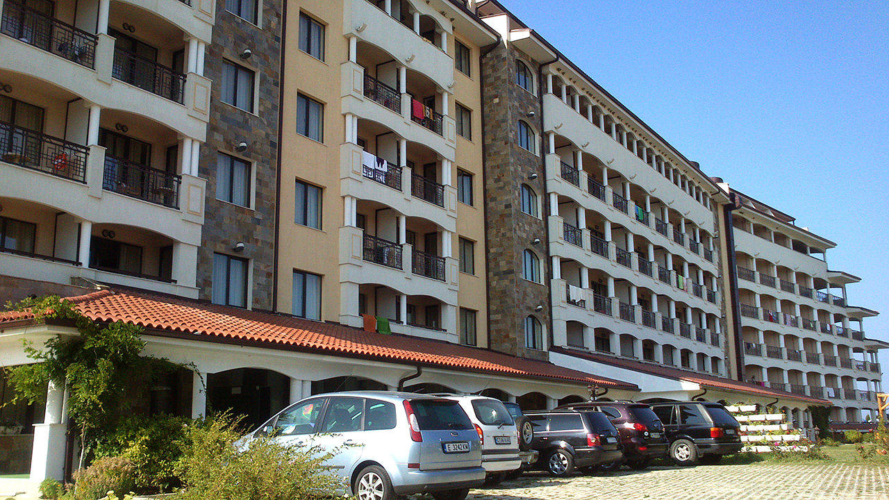 Widok hotelu wraz z miejscami parkingowymi Hotel Cazablanka / Casablanca