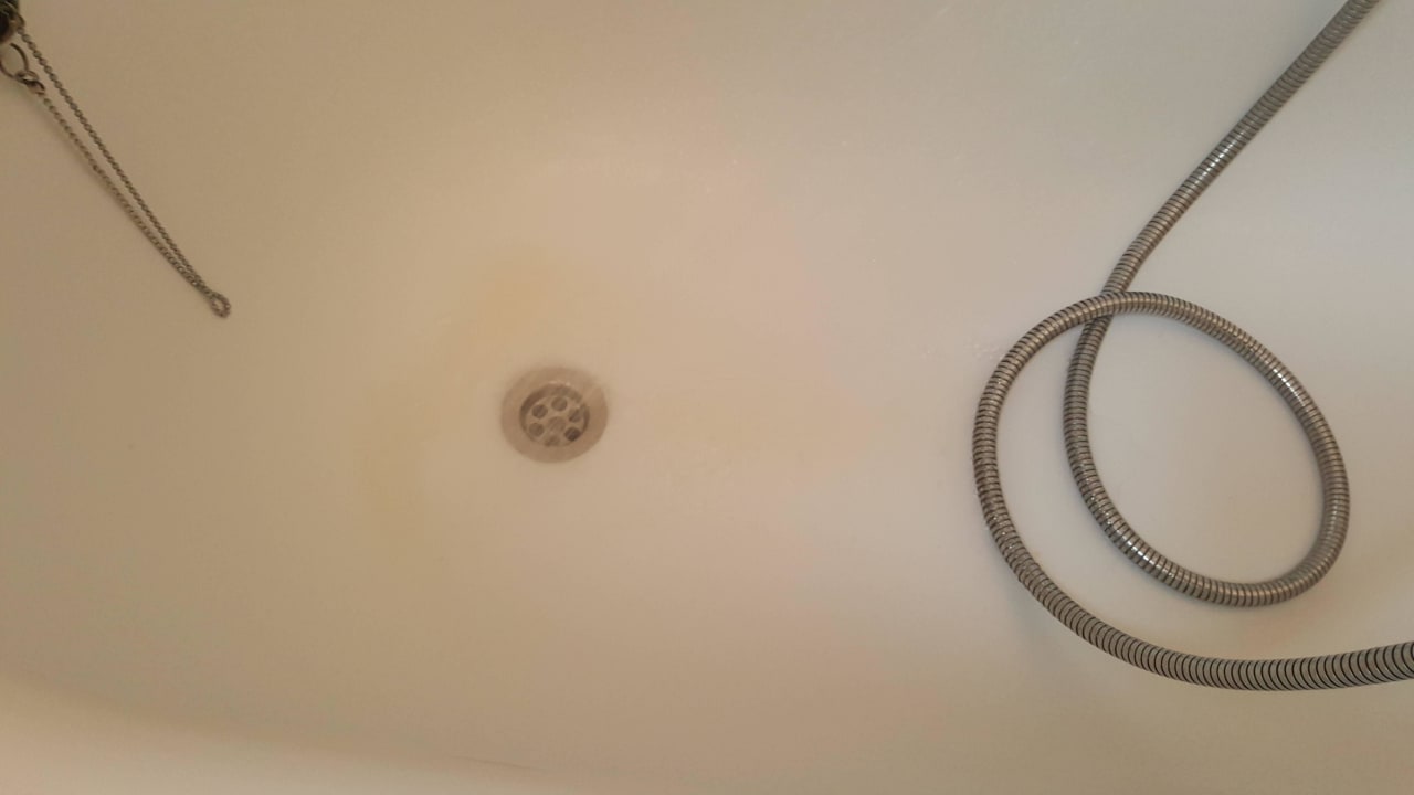 Braunes Wasser in Dusche Mitsis Rodos Village