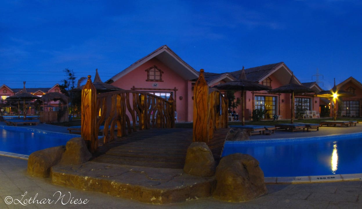 Brücke vor unserem Bungalow, im letzten Tageslicht Pickalbatros Jungle Aqua Park Resort - Neverland Hurghada