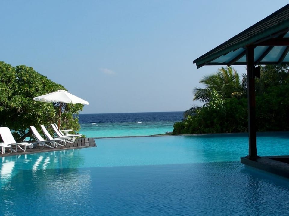 Blick vom Pool ins Meer Adaaran Select Meedhupparu Island Resort - Premium All Inclusive
