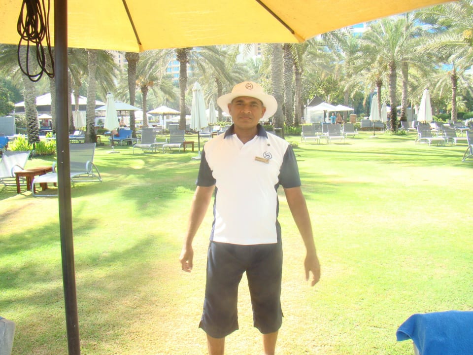 Mitarbeiter für die Liegen Sheraton Jumeirah Beach Resort