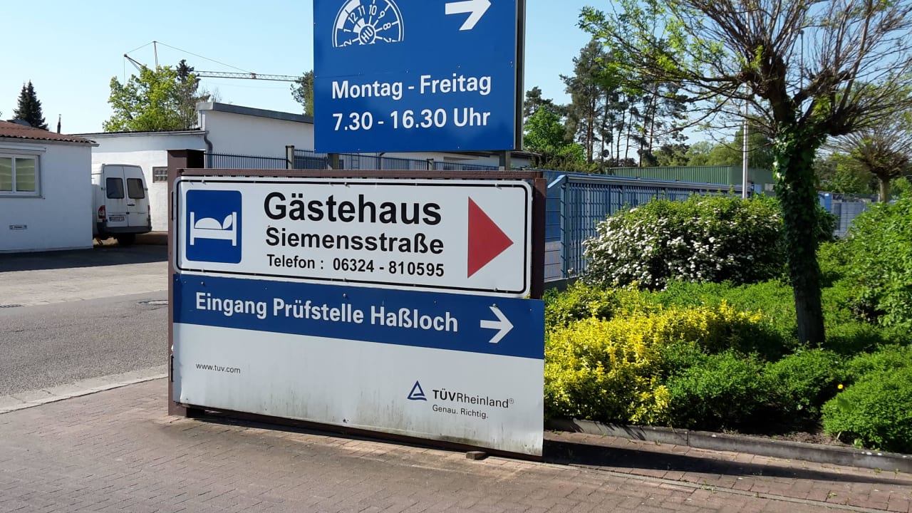 Einfahrt zum Gästehaus Gästehaus Haßloch