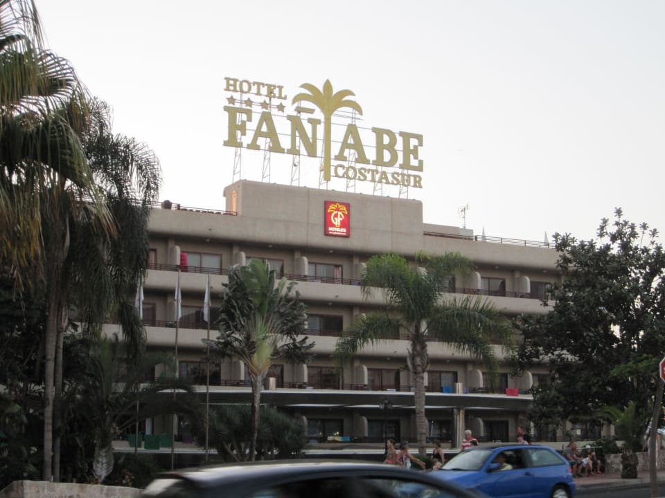 Frontsicht auf das Hotel GF FANABE
