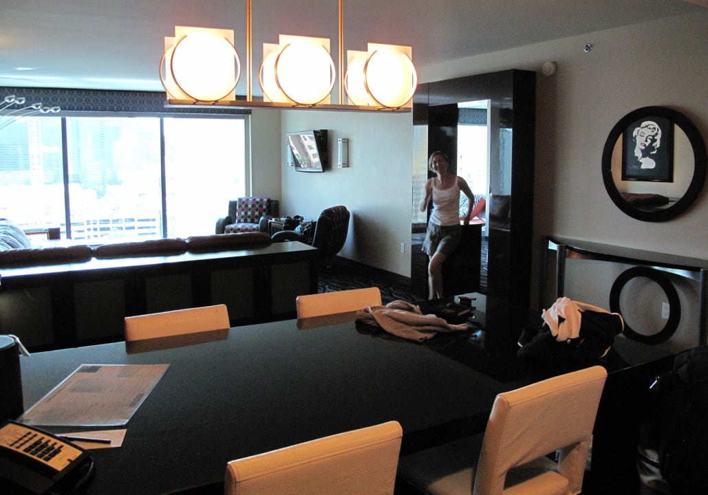 Wohnzimmer von der Küche aus Hotel Elara - a Hilton Grand Vacations Hotel Center Strip