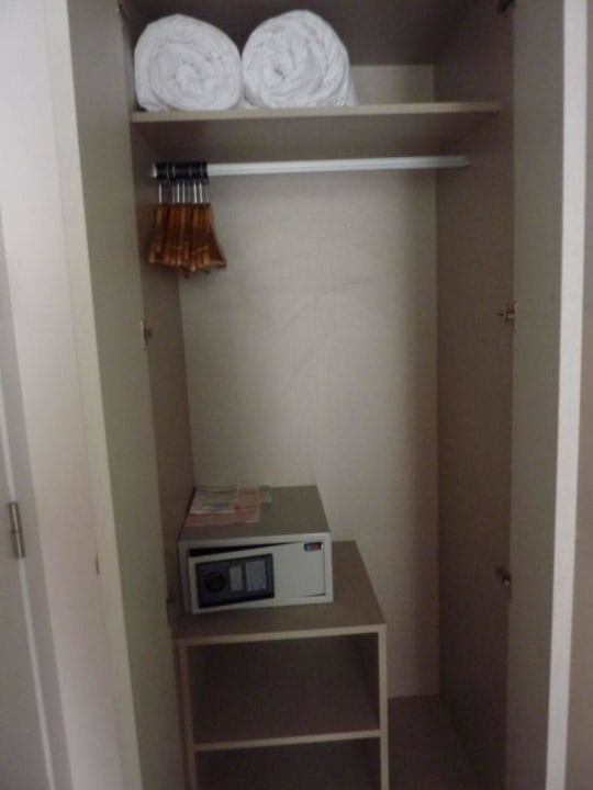 Mehr Schrankfläche gabs im DZ für 2 nicht! Son Moll Sentits Hotel & Spa