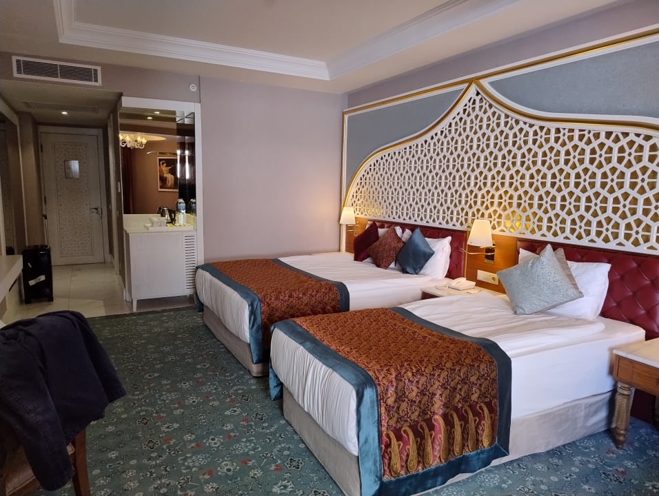 Zimmer Royal Taj Mahal Hotel