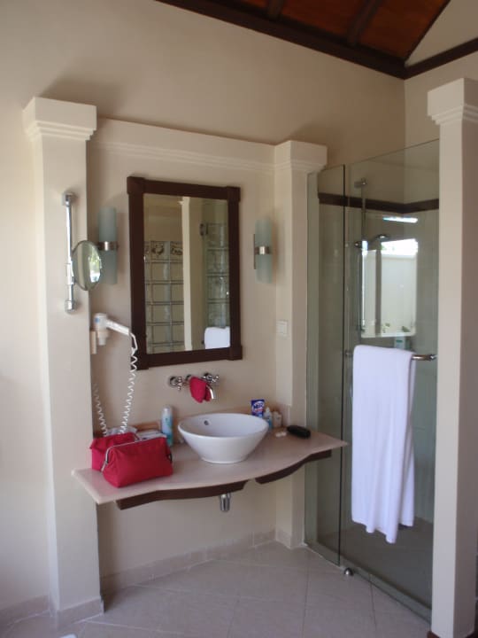 Badezimmer mit Waschbecken 1 und Innen-Dusche Kurumba Maldives