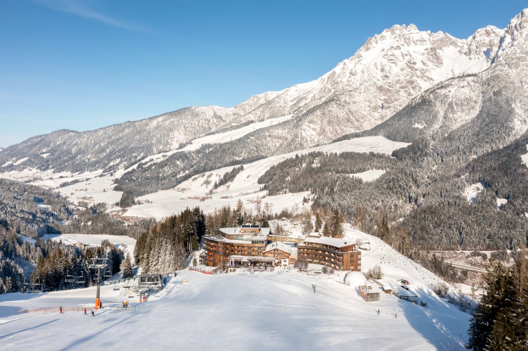 Außenansicht Holzhotel Forsthofalm