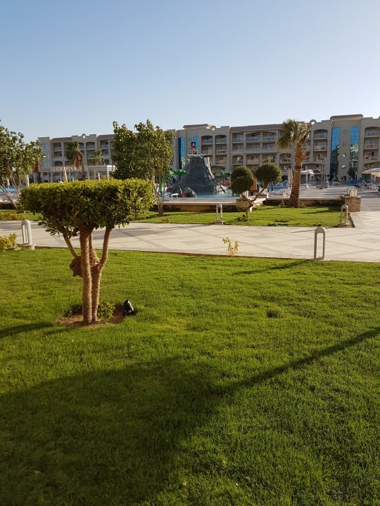Viel Grün um dem Pool Pickalbatros White Beach Resort - Hurghada