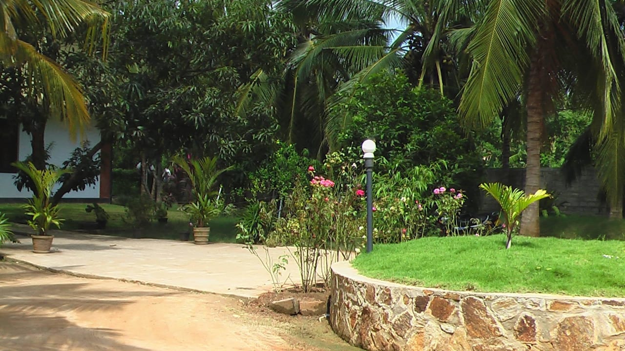 Links vom Rondell The Coconut Gardens Hotel