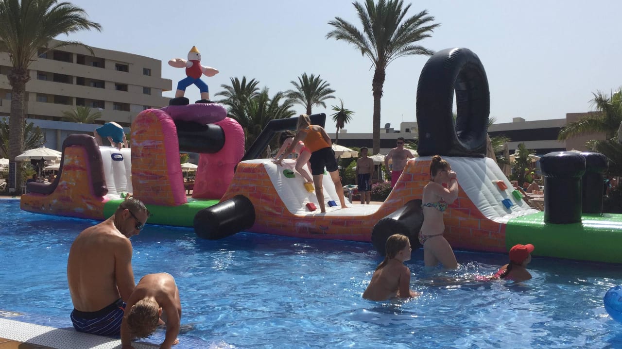 Animationsoptionen. Hüpfburg ins Wasser  Iberostar Waves Gaviotas Park