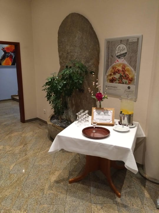Begrüßungsgetränk in der Hotellobby H+ Hotel Stuttgart Herrenberg