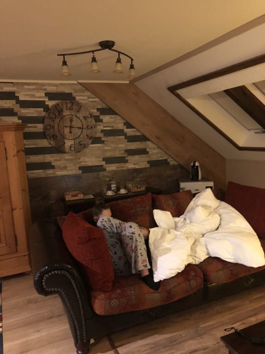 Gemütliches Sofa vor dem TV Gasthof Schlossberg Bori