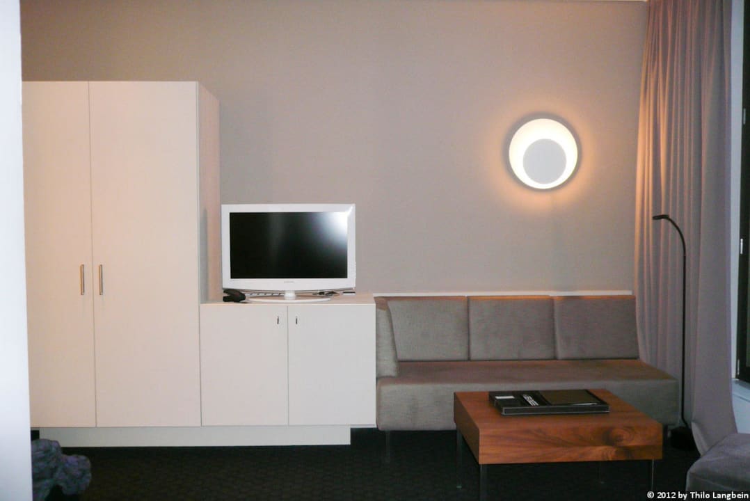 Kleine Couch und TV COSMO Hotel Berlin Mitte