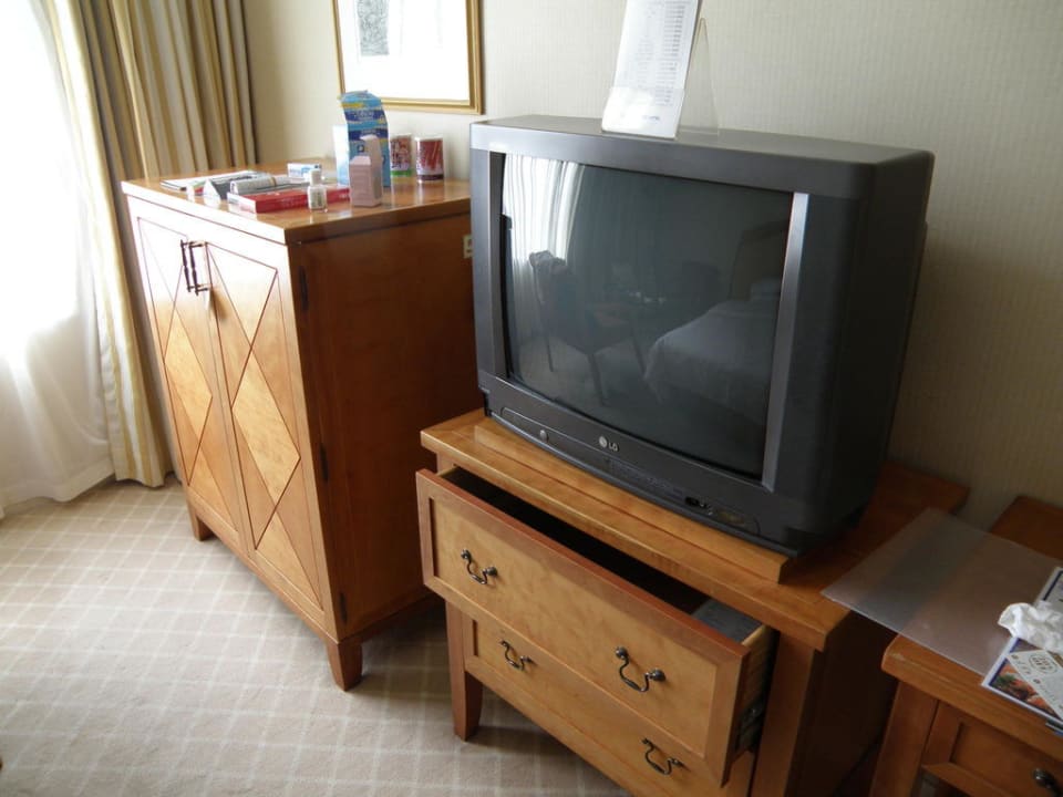 Ältere Möbel und Fernseher Jeju Grand Hotel