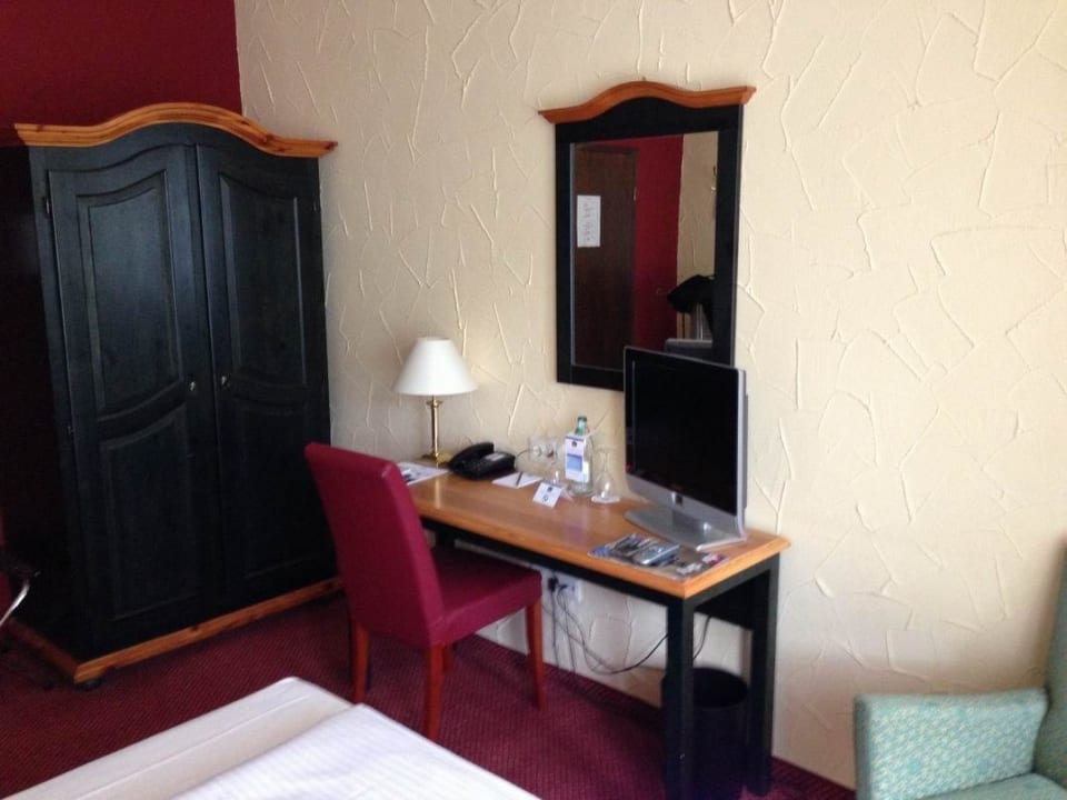 Ein kleiner Schreibtisch passt noch rein. Parkhotel Krone