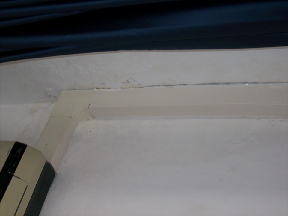 Überall Schimmel im Schlafraum Hotel Caravelle & MiniCaravelle