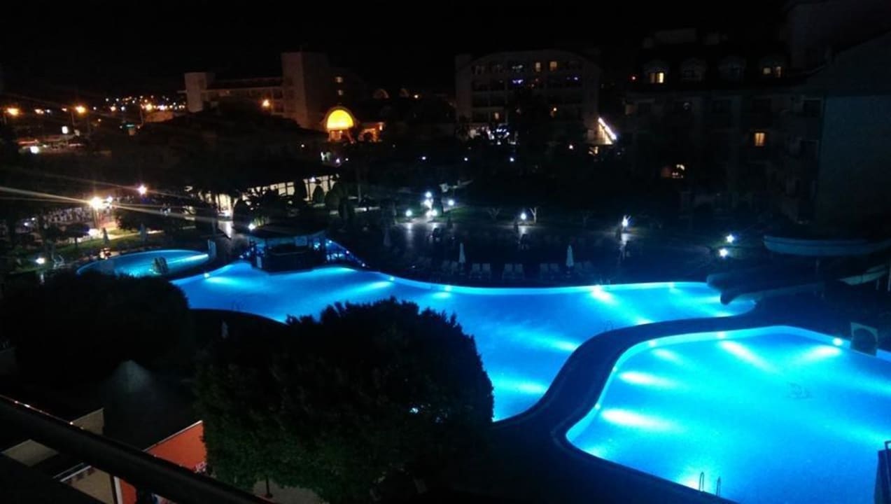 Poollandschaft bei Nacht Grand Seker Hotel