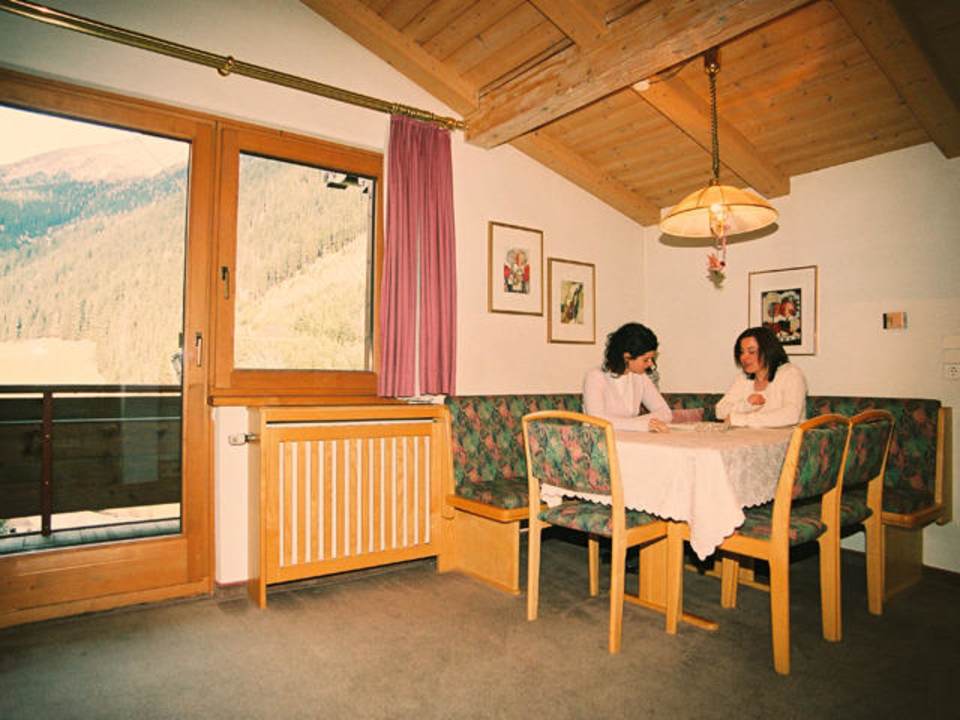 Küche Wohnung Violett Apartmenthaus Edelberg