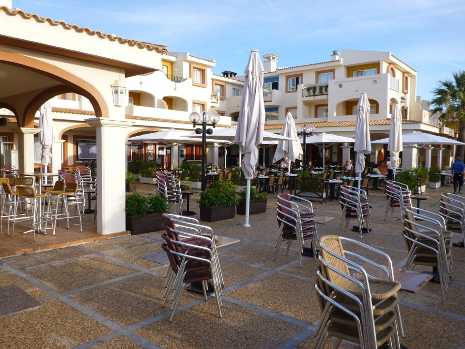 Blick auf Snackbar und Freifläche blau punta reina