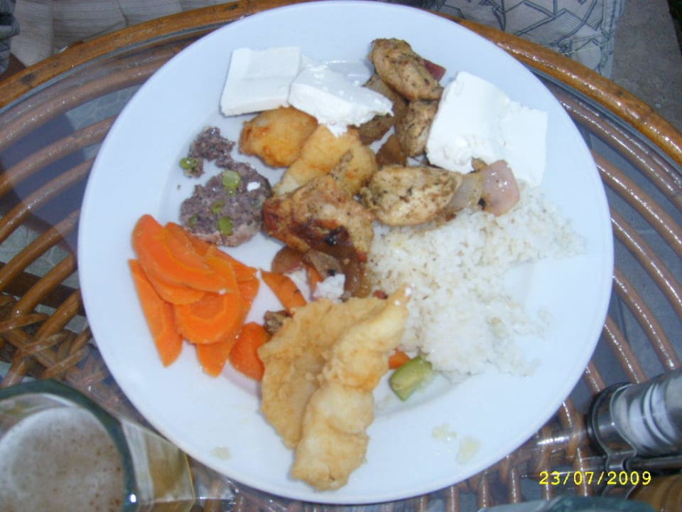 eine kleine Auswahl vom Essen Happy Life Village