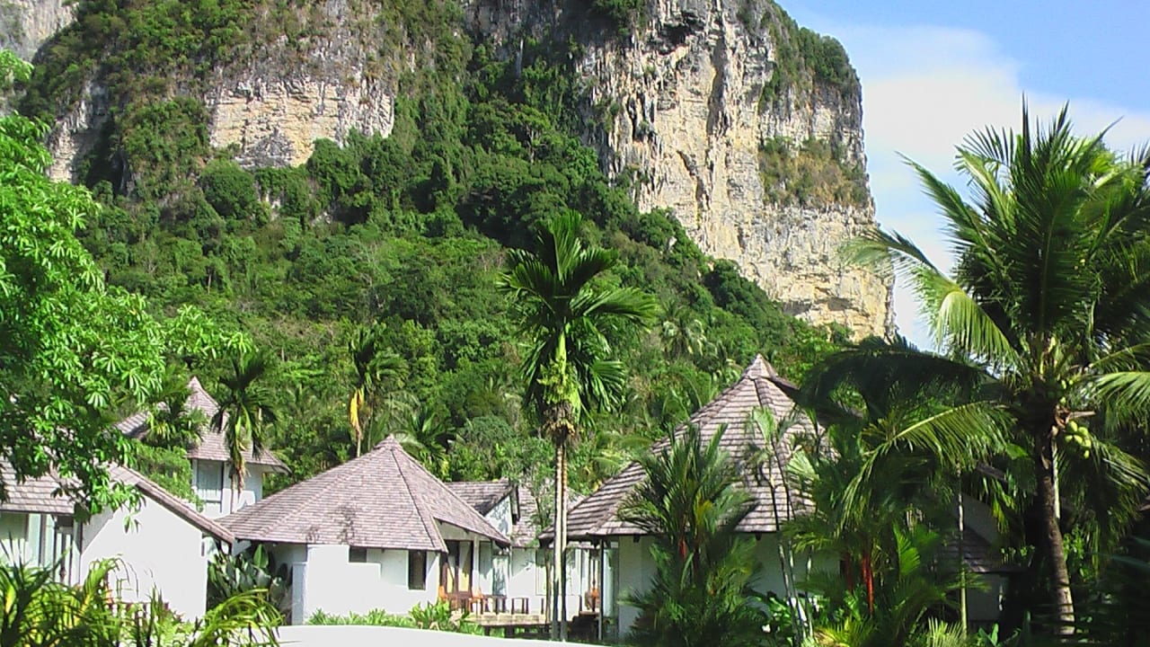 Rundalows vorm Massiv Peace Laguna Resort and Spa