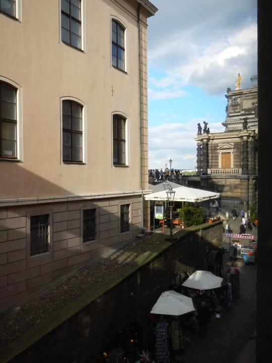 Blick nach außen vom Poolbereich aus Hilton Dresden