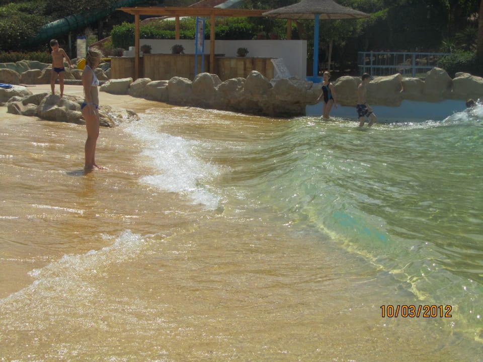 Бассейн с искусственной волной Titanic Resort & Aqua Park