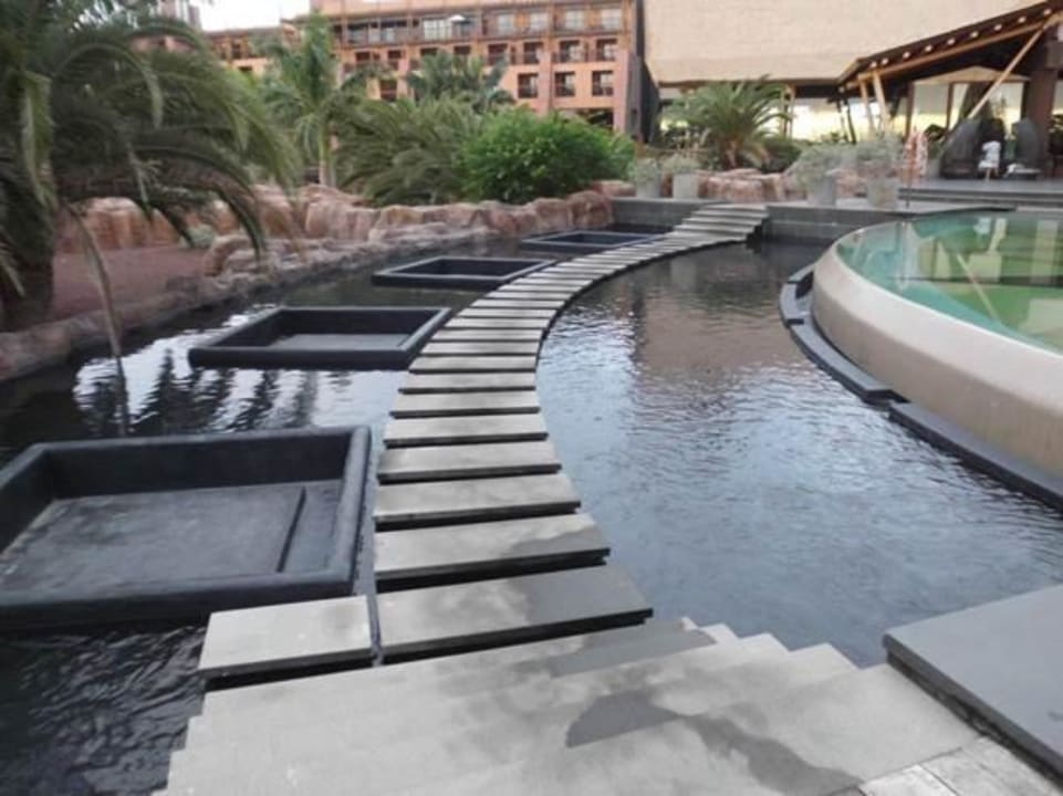 Eine der vielen schönen Poolanlagen Lopesan Baobab Resort