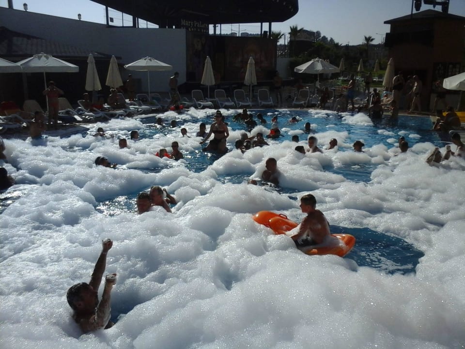 Poolparty Mary Hotel Side