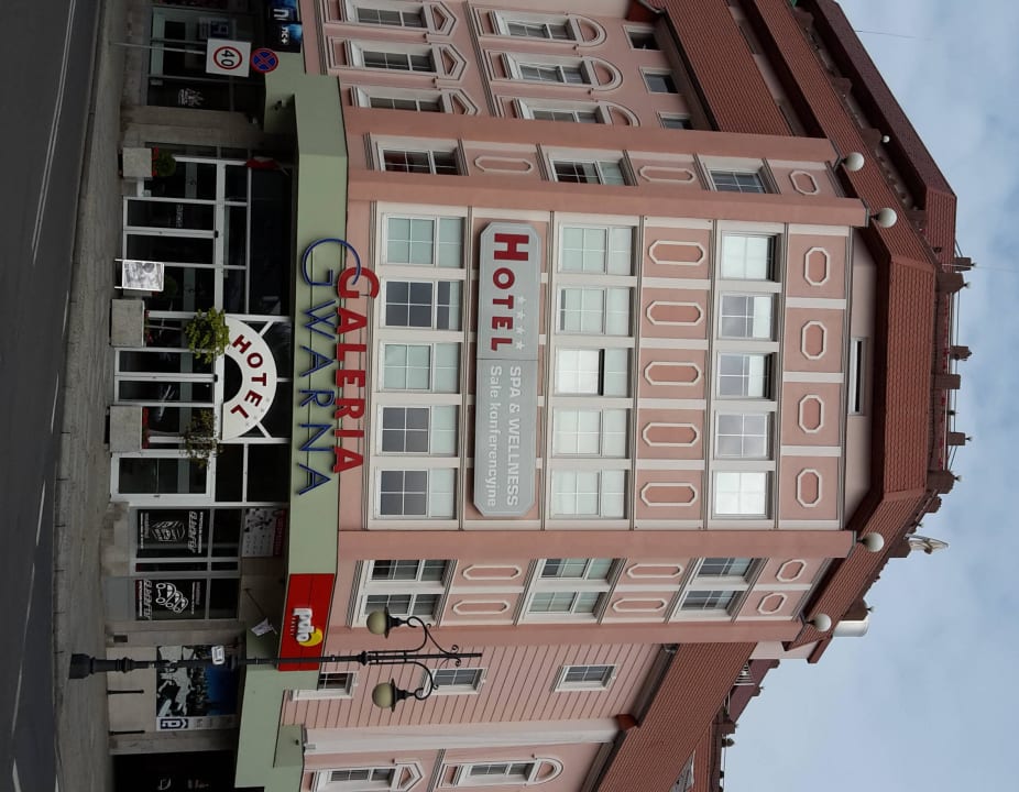 Main entrance to the complex Hotel Gwarna