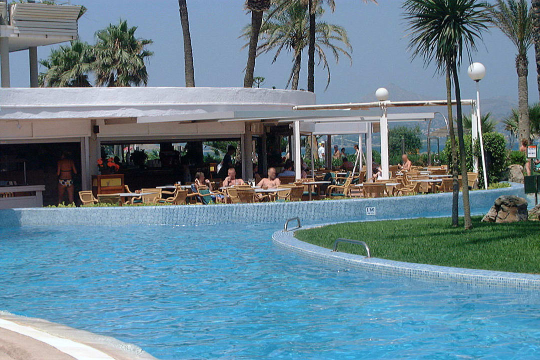 Der Pool mit angrenzender Bar Playa Esperanza Resort