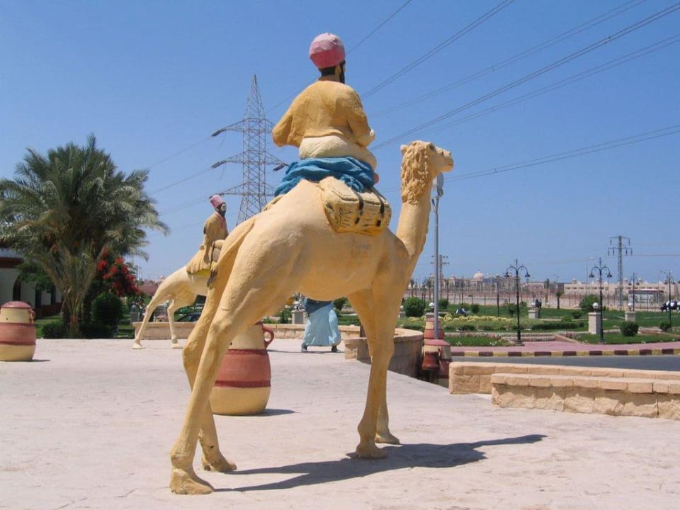 Am Eingang Pickalbatros Alf Leila Wa Leila Resort - Neverland Hurghada