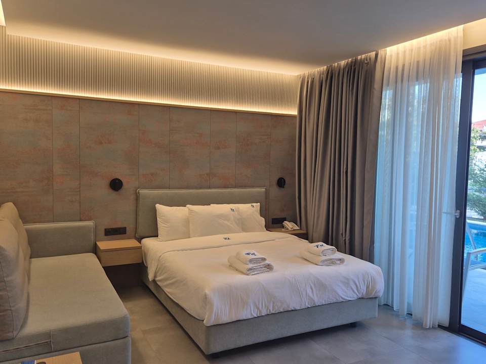 Zimmer Mediterranean Beach Hotel