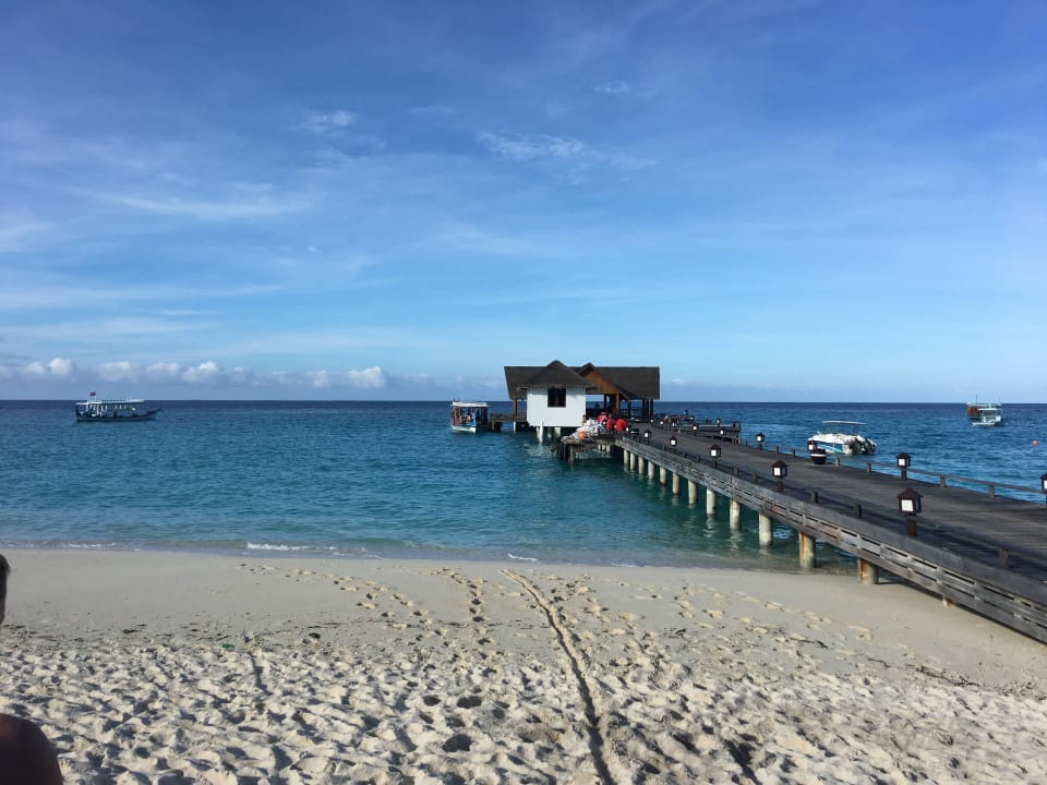 Einer von vier Stegen Palm Beach Resort & Spa Maldives