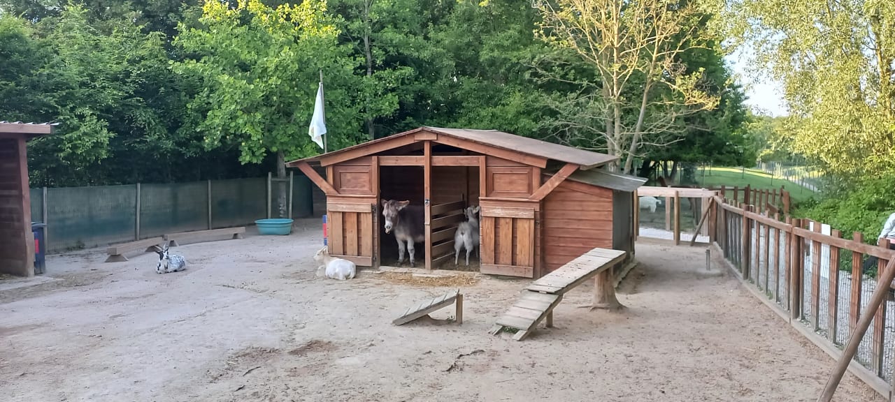 Sonstiges Campanile Val de France