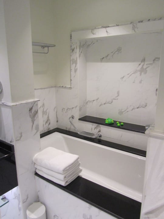 Komfortables Bad Hotel Le Meridien Al Aqah Beach Resort