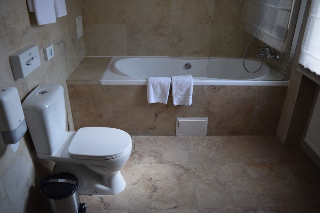 Badezimmer mit Badewanne in der Suite Hotel Reikartz Medievale Lvov