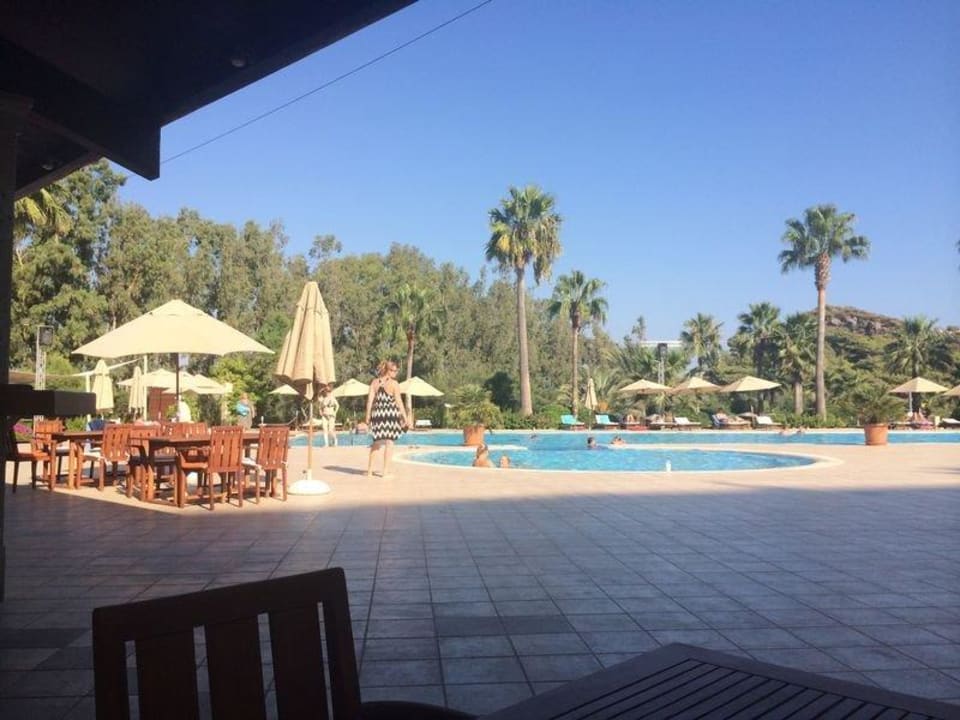 Blick vom Pool-Restaurant zum Pool... ROBINSON SARIGERME PARK