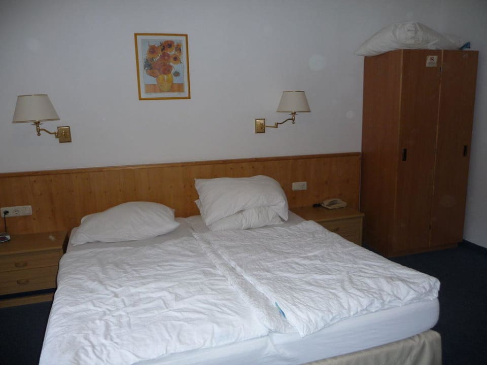 Bett mit Schrank Ferienhotel Alpenhof Aurach