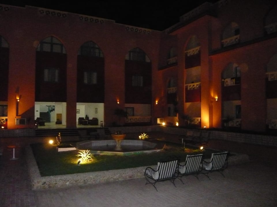 Mały ogród w środku hotelu  Pickalbatros Aqua Park Resort - Hurghada