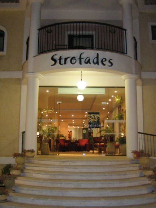 Eingang am Abend Strofades Beach Hotel