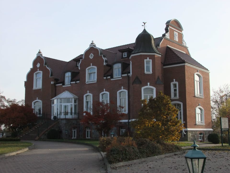 Haupthaus Vorderfront. Hotel Schloss Herrenstein